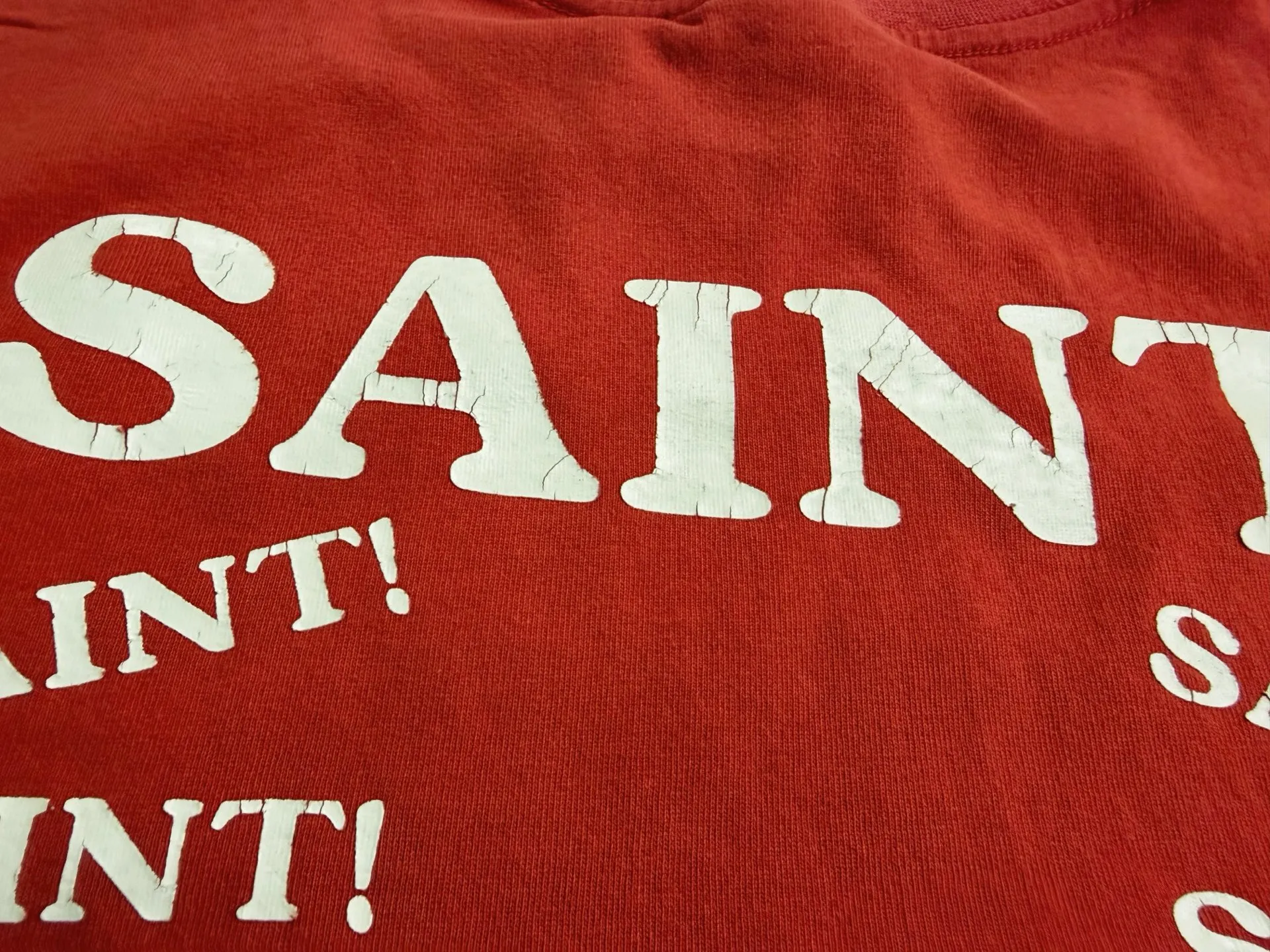 ❥8045 P136 Saint Mxxxxxx red distressed short-sleeve made of pure cotton fabric 290g loose fit process: cracked pulp printing + holes + spray-coded batik fried and washed Size: (S-M-L-XL) Color: washed red